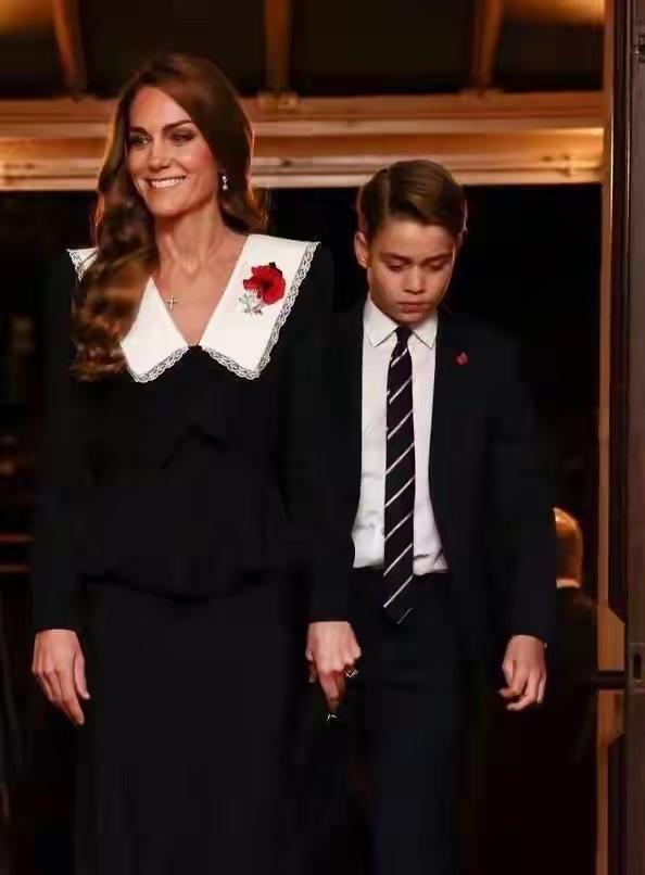 当地时间11月8号，凯瑟琳王储妃和大儿子乔治王子一起出席了王室音乐会。12岁的乔