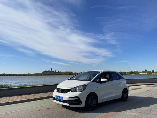 坐了那么多车，还是飞度后排最得劲最近腿受伤了，每天上下班都打车。打到的车没有几