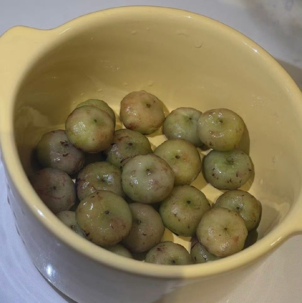 给老婆剥了一碗蓝莓皮，她说我有病