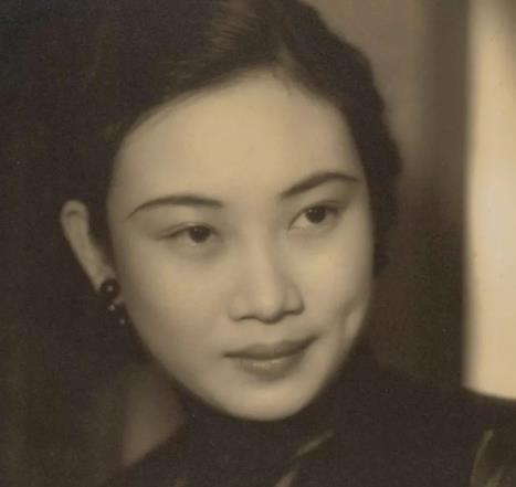 1956年，毛人凤突然暴毙在台北家中，几天后，他的妻子向影心，没等丧期结束，提着