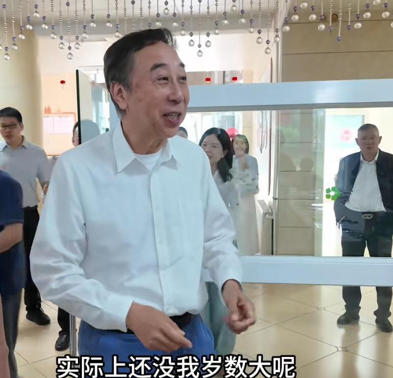 冯巩在福利院弯下腰，对着90岁的老人说：“叫姐姐好！”这句话从他嘴里出来，不