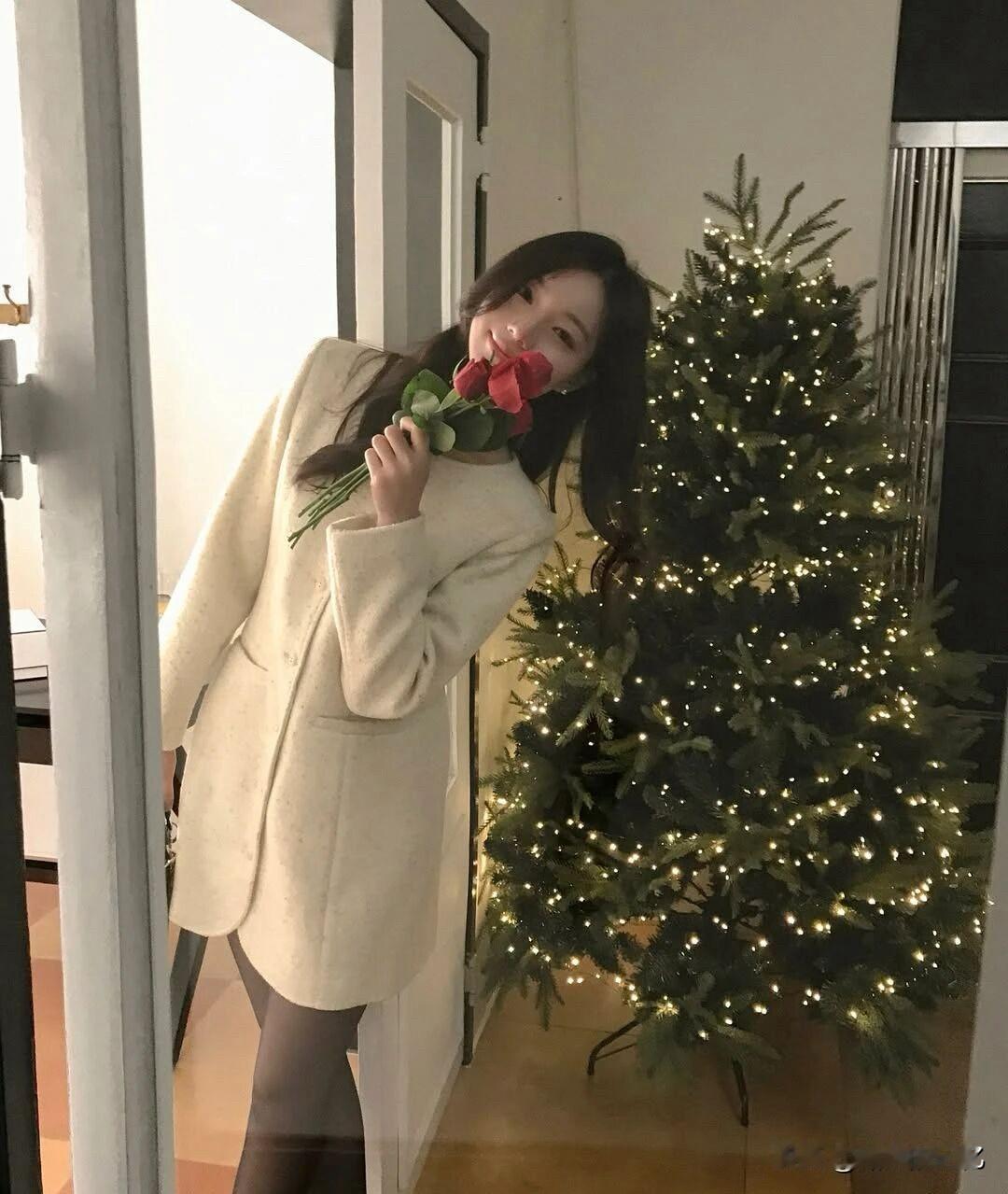 大衣配厚黑袜和黑高跟，越简单越显贵，一眼沦陷！[比心][比心][比心]大衣灰色