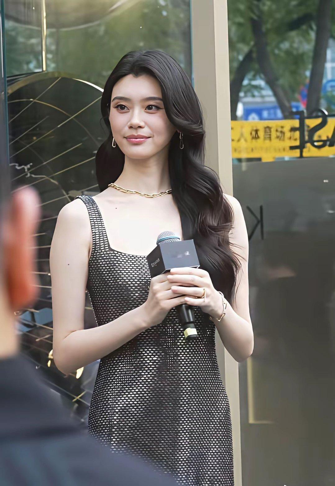 37岁奚梦瑶生俩娃后穿吊带在三里屯被路人怼脸拍，法令纹小痘痘全露着，一开口声音却甜得让人愣住：这豪门