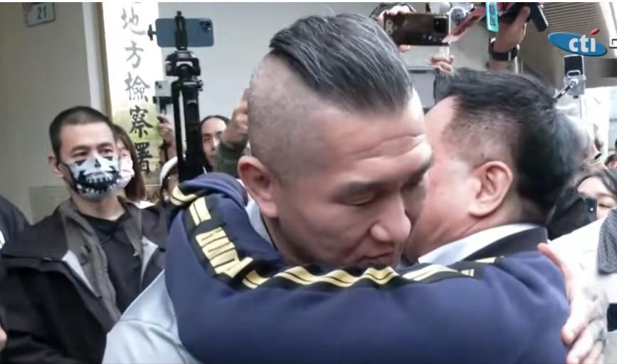 蔡正元今入监服刑馆长等送行前立委蔡正元今早（27日）9点要入狱服刑，馆长、