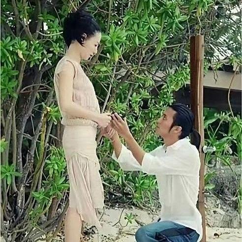 谢霆锋当年在海边说要照顾她一辈子，如今只剩这张照片让人唏嘘这张海边的旧照