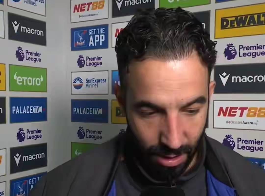 【媒体更关注的是阿莫林可怜巴巴的模样】上一轮主场意外输给了埃弗顿，恐怕埃弗顿主帅