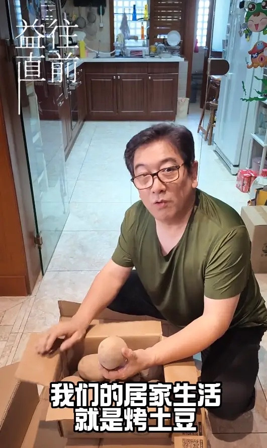 63岁水均益把自己活成了孤家寡人，老婆陪双龙凤胎儿女在国外读书，儿子练冰球，女儿练花滑。他一个人住在