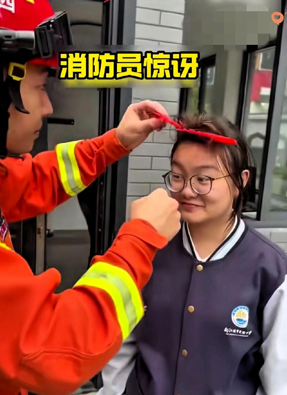 哈哈，这才是真正的“头等大事”！四川成都一名女生把梳子卡在头发里，居然顶着它