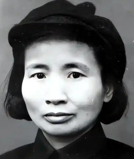 1960年，钱瑛到甘肃考察，司机半路迷路拐进荒沟，远远看见沟里飘着一缕轻烟，就顺