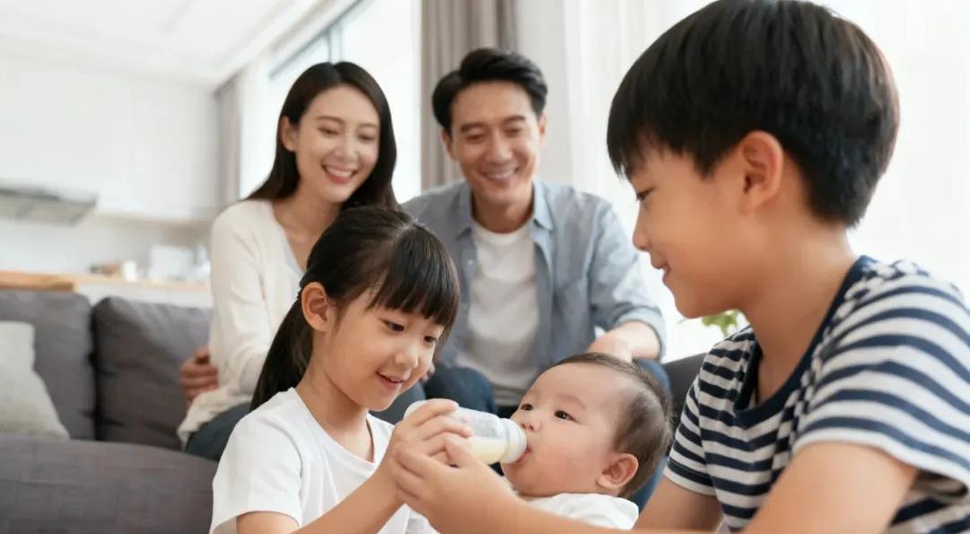 警报拉响！人口连续三年负增长，三胎催生效果平平，国家终于要动真格了？曾经拥挤的街