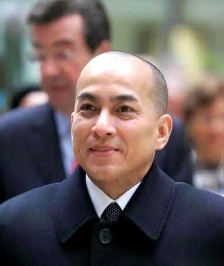 我跟你讲，柬埔寨这地方，水深得很。一个国王，能在这种地方稳稳当当坐21年，你