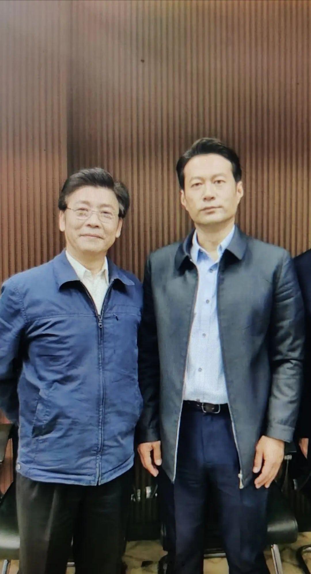 很喜欢左边那位大爷，但不知道他是谁