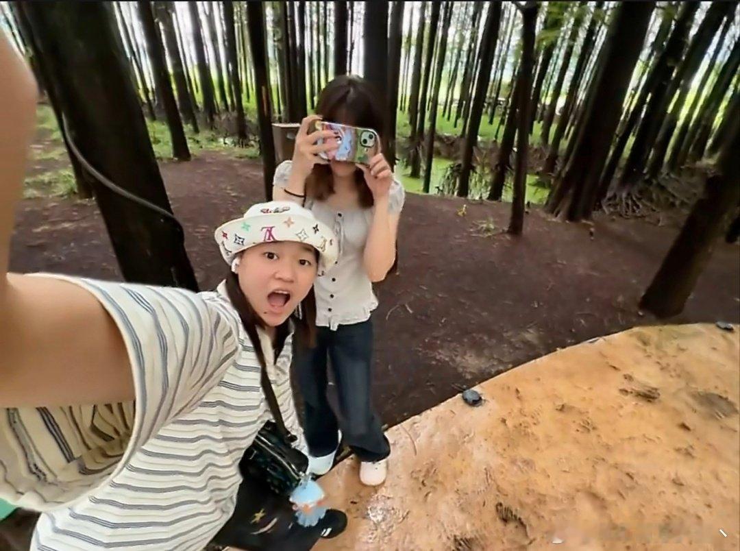 全红婵和妹妹游杭州青山湖，对着镜头张大嘴做鬼脸。她瘦了很多，装扮也很时尚。​