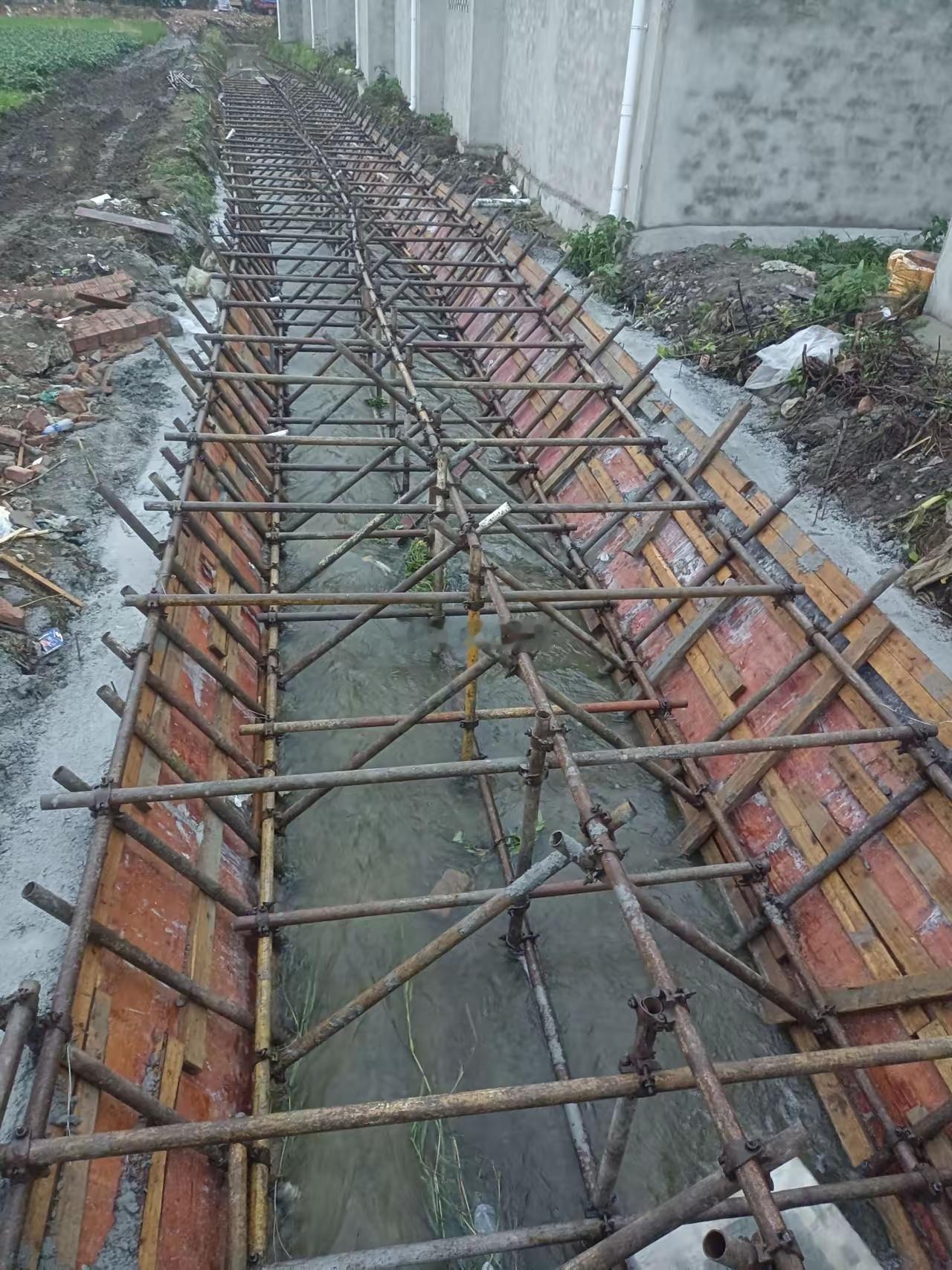 这样的小工程，值得干吗？房建确实干不下去了，转行干这种乡村水渠。第一次干这种，没