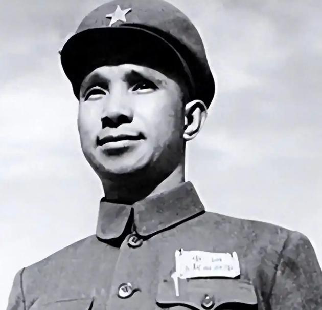 1949年5月3日，杭州解放当晚，时任三野副司令员的粟裕收到一封信。信上只有一行