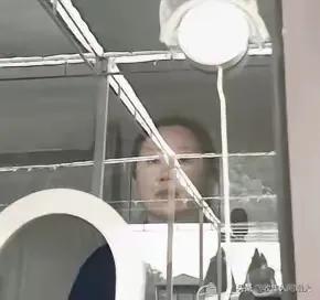 孩子他爸觉得缆车太贵，就骗孩子说“缆车票卖完啦！”没成想，这话被售票大姐听