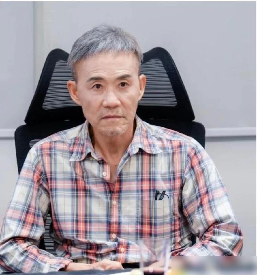 感觉王石真不值，抛妻弃女娶的田贵人现在把他当负担，连社交上的合照全部删得干干净净