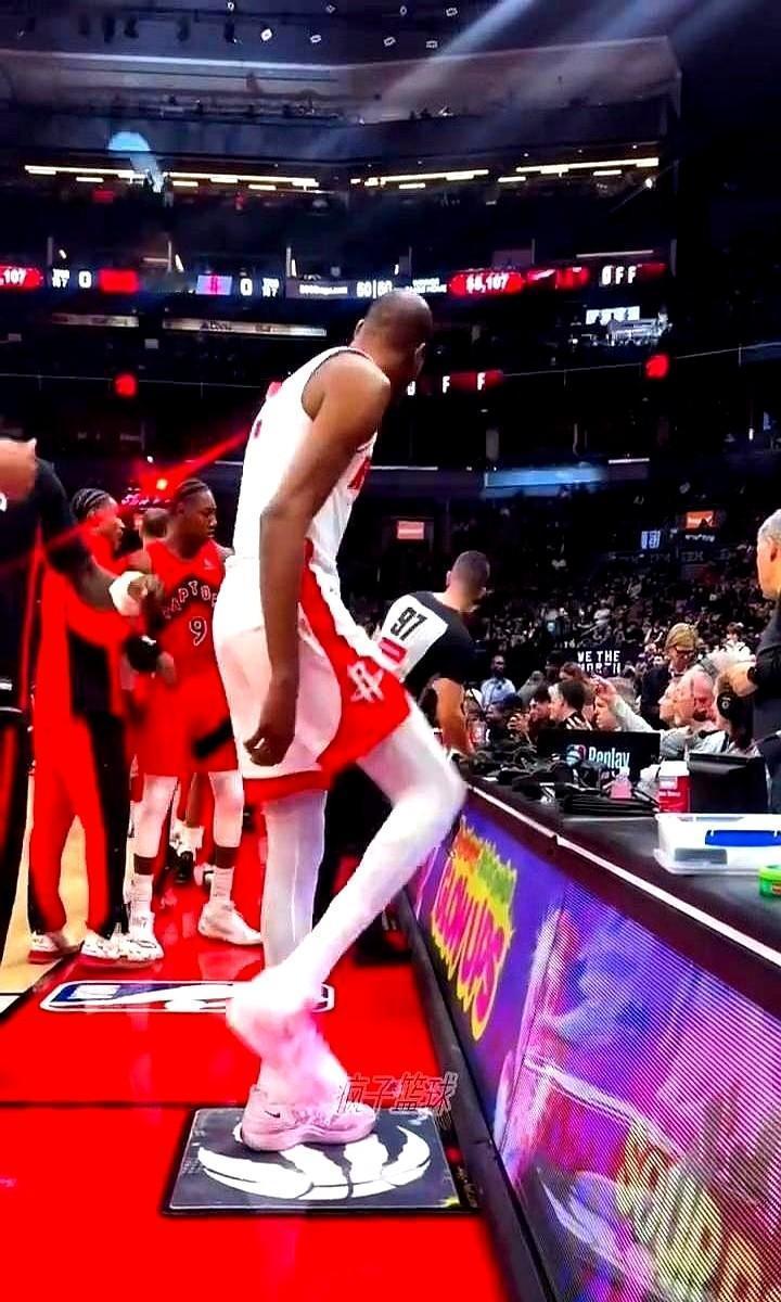 火箭这队，真不声不响干了件大事。以前是单打独斗，现在是五个人一起动。申京