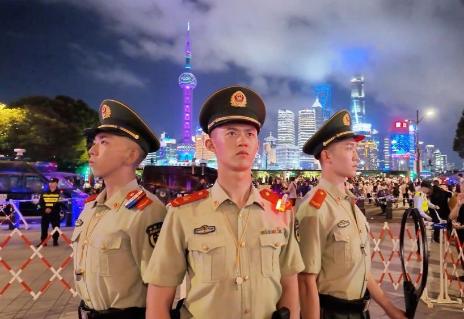 网络上曝出一段视频，惹得众怒。上海闹市区，有个印度男游客冲着站岗的卫国战士扮