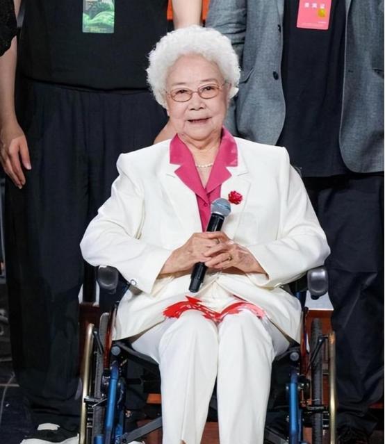 实在令人敬佩！身为正军级离休干部、享有3万多元月薪的人民艺术家田华，生活简朴，每