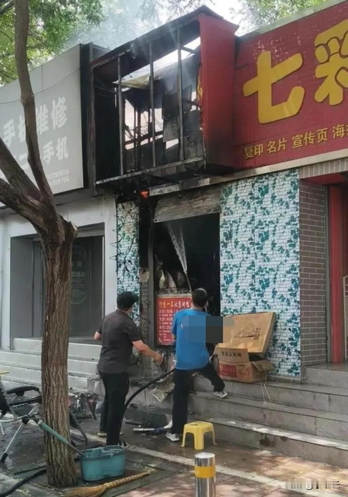 家人们见过洒水车兼职当消防车吗？这事听起来像段子，可就在山西运城盐湖区真是上演了