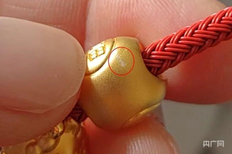 看到周生生足金挂坠检出铁、银、钯，不同点位纯度差超35%，真的瞬间炸了！我们花大