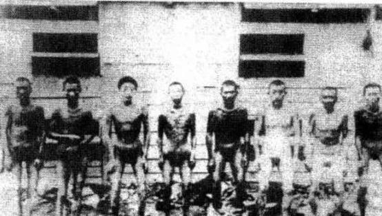 1945年，日本秋田县，一群暴怒的劳工冲进日本人的房间，举着铁锹朝熟睡的日本人砸