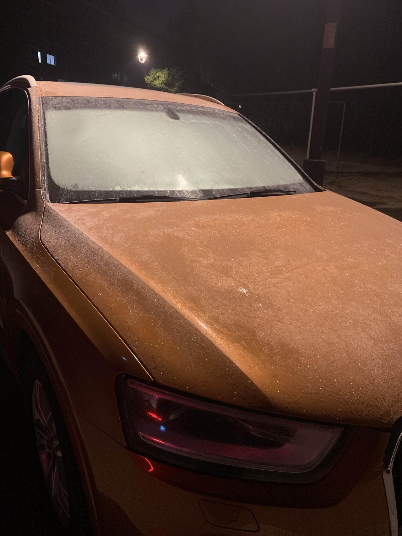 早起开车遇到车窗结霜？这招比硬刮快多了！早上出门一看，车窗上结了层白花花的霜