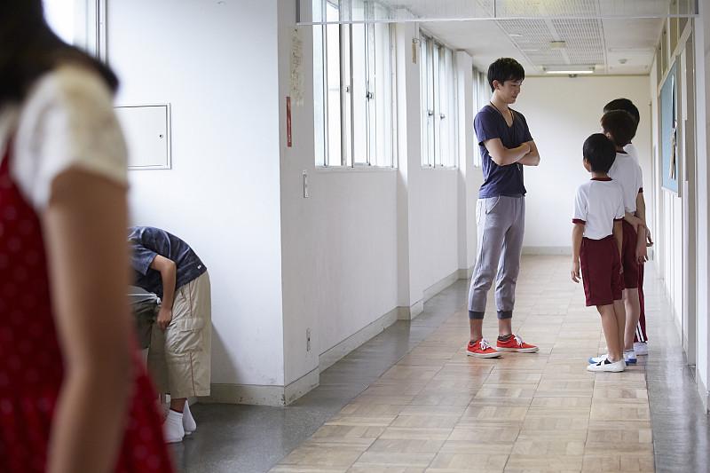 孙老师罚学生站了两节课，被校长罚款50元。孙老师刚刚调过来我们学校，估计不知道
