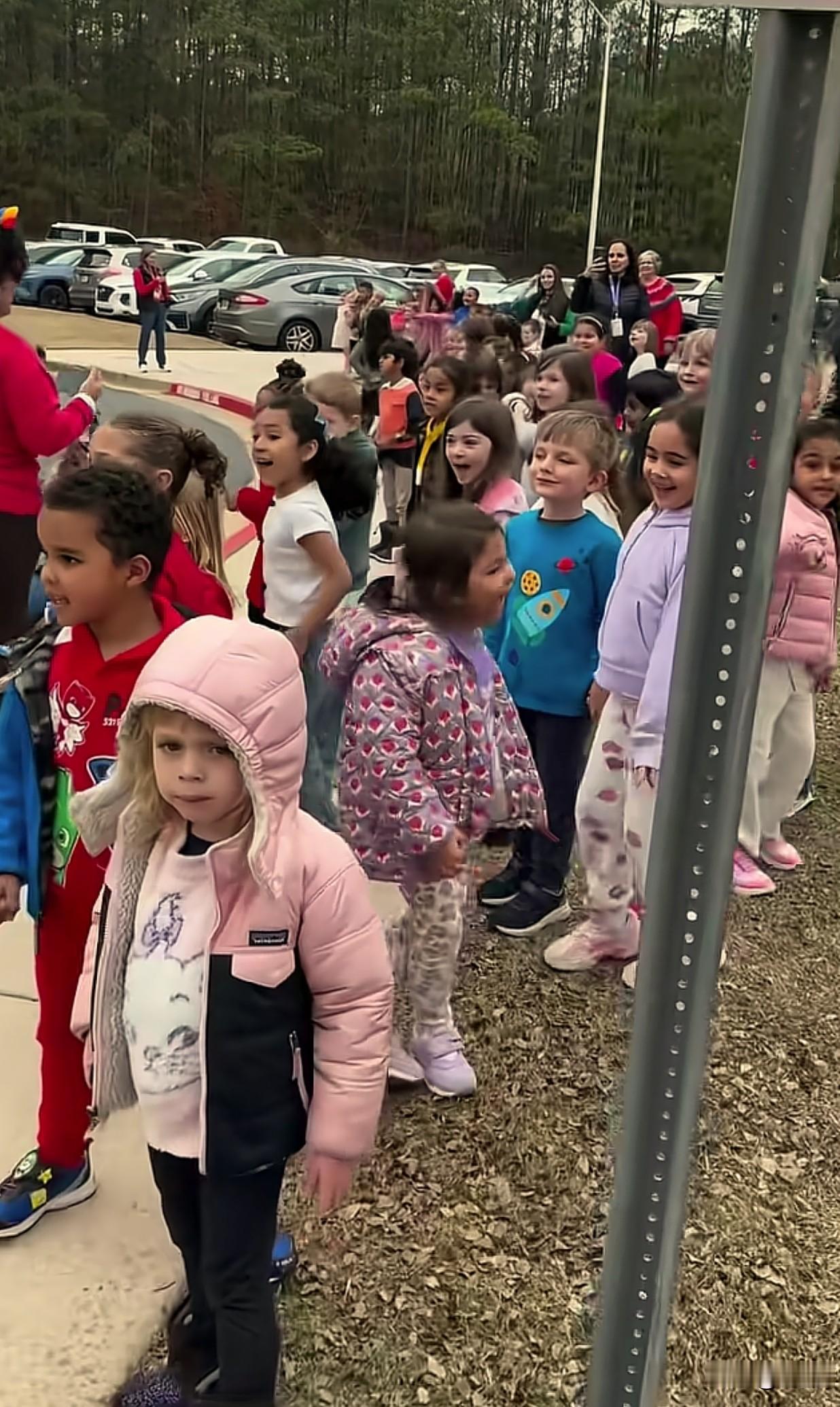 美国的孩子们在路边等圣诞老人，发现他们真的很快乐和高兴，这份开心之下，有几个细节