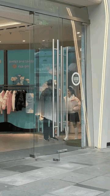 我滴个乖乖！刚看到的时候，差点以为沈月代言的是童装。就她那身高和长相，直接把品牌