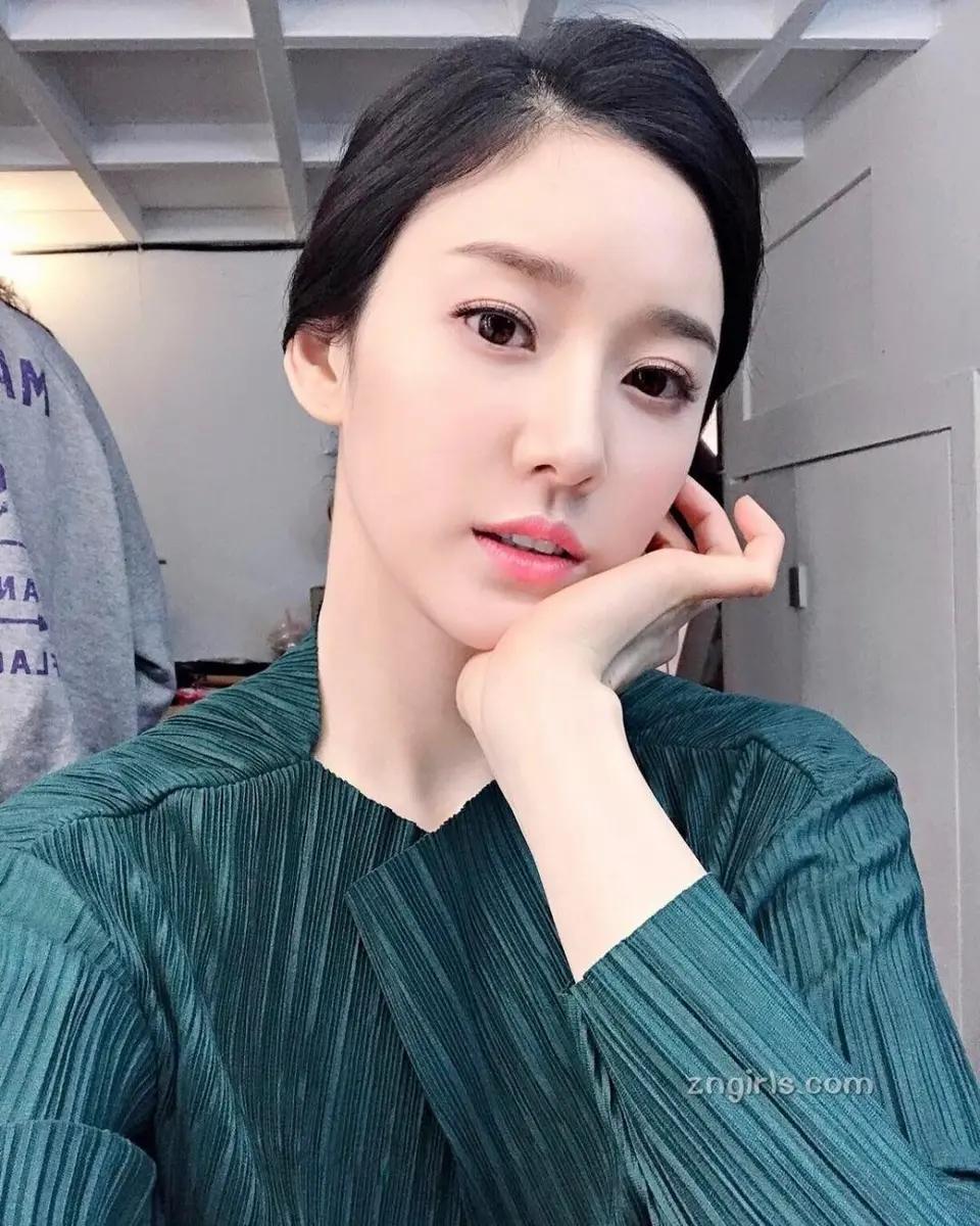 温柔优雅的自拍，绿衣少女，清新自然。