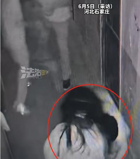 “连女鬼也不放过？”河北一男子玩密室逃脱，对“女鬼”摸腿搂腰。女孩本以为是误会，