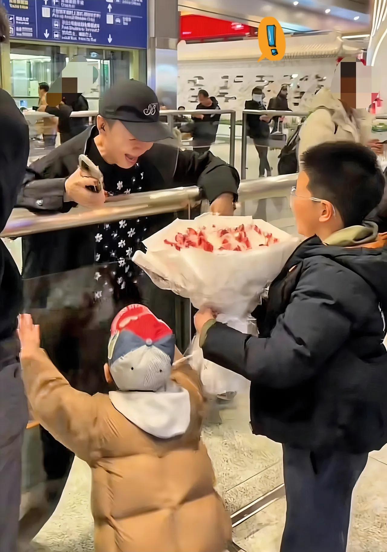 宋丹丹两个孙子近况曝光，一家五口的幸福日常，真的太让人羡慕了！8岁大孙子宋