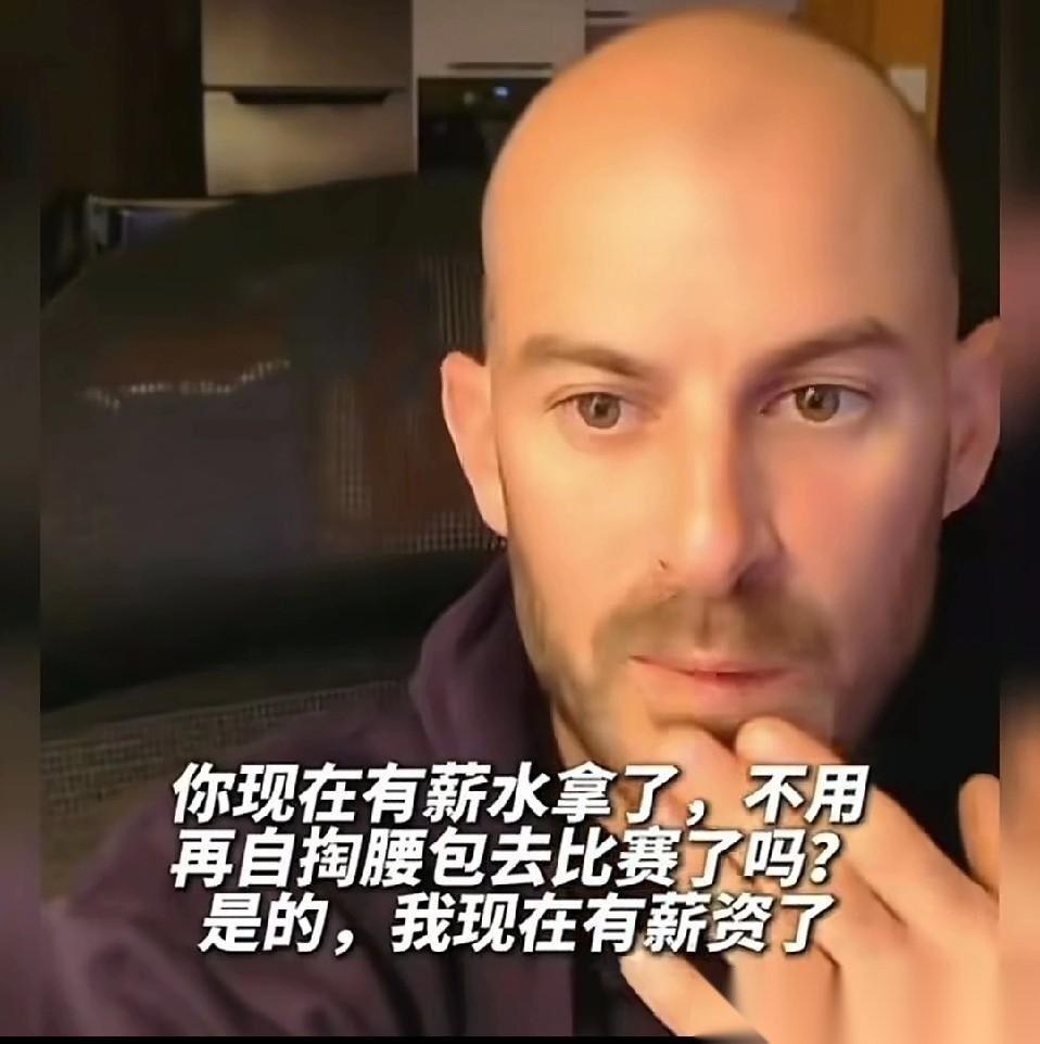 这位法国赛车手德比斯跟张雪一样，也是个对事业非常执着的人。德比斯玩赛车一直都是父