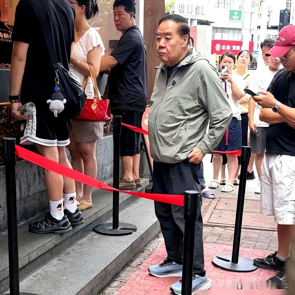 汕头卤鹅摊前，75岁的郑则仕拎着简单袋子，混在排队的人群里，270斤减到200斤