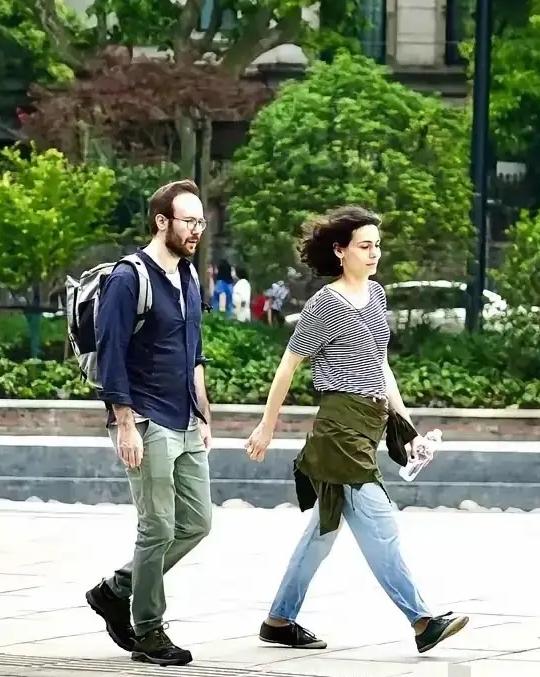 成都宽窄巷子，俩外籍游客吃饱喝足抹嘴就走，被店主拦下要钱时，不仅两手一摊装听不懂