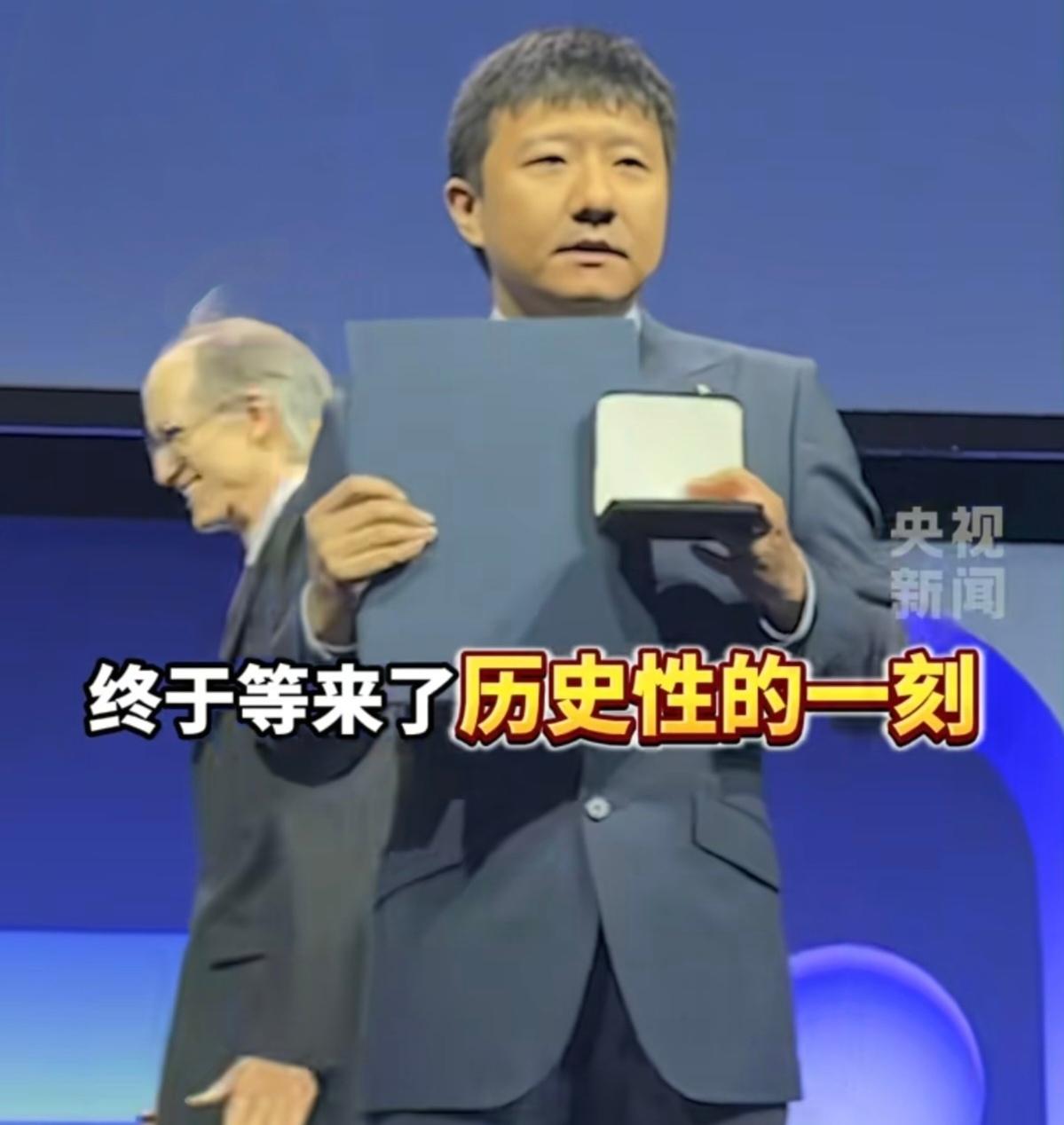 王虹和邓煜拿了菲尔兹奖，本是件高兴的喜事。可网上的声音，听着有点不是滋味。好