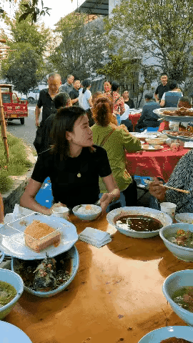 又一次拍到农村吃大席的场景，美女，你们先吃，后面是我的菜了。