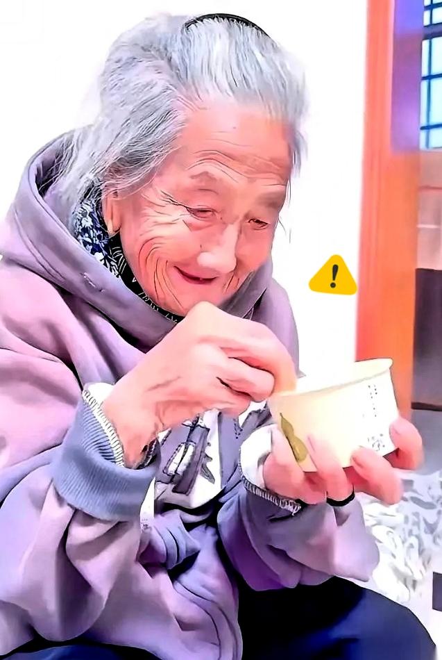 最近，上海那位92岁独居老太的新闻，看得人后背发凉。工作人员拉开她生前住过的房
