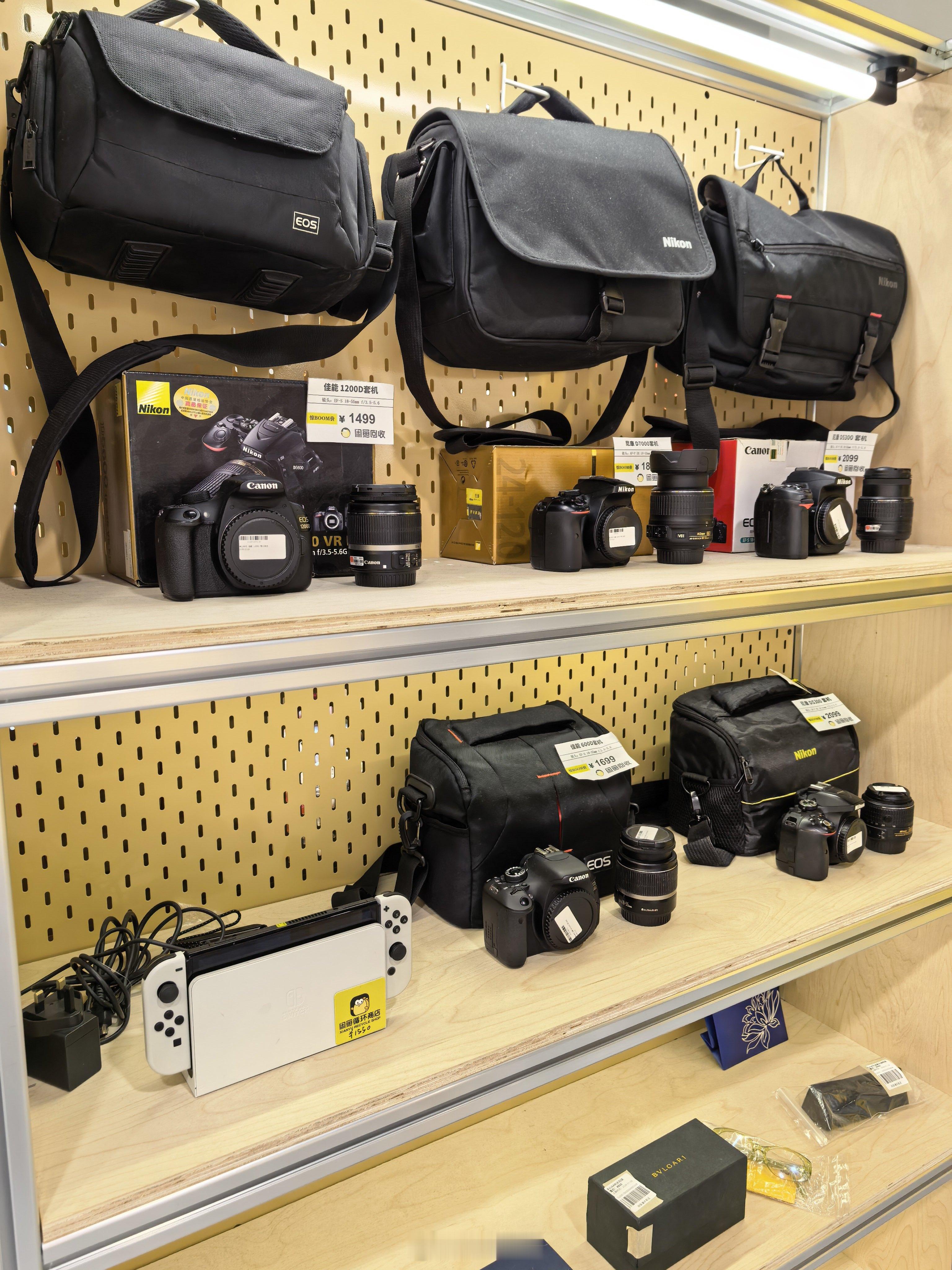 闲鱼玩线下了，叫做「循环商店」，能卖二手也能买二手，二手的种类什么都有，3C、日