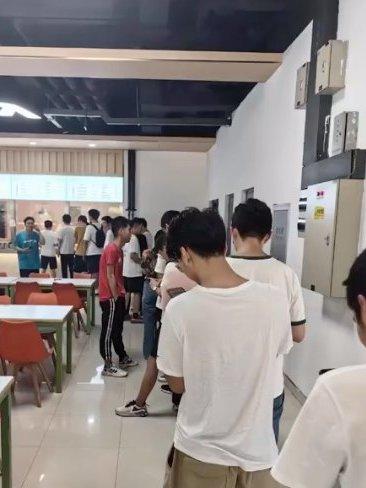 家人们真的破防了！现在点外卖都能演成连续剧了？某理工大学一女生点烤肉饭包，超时取