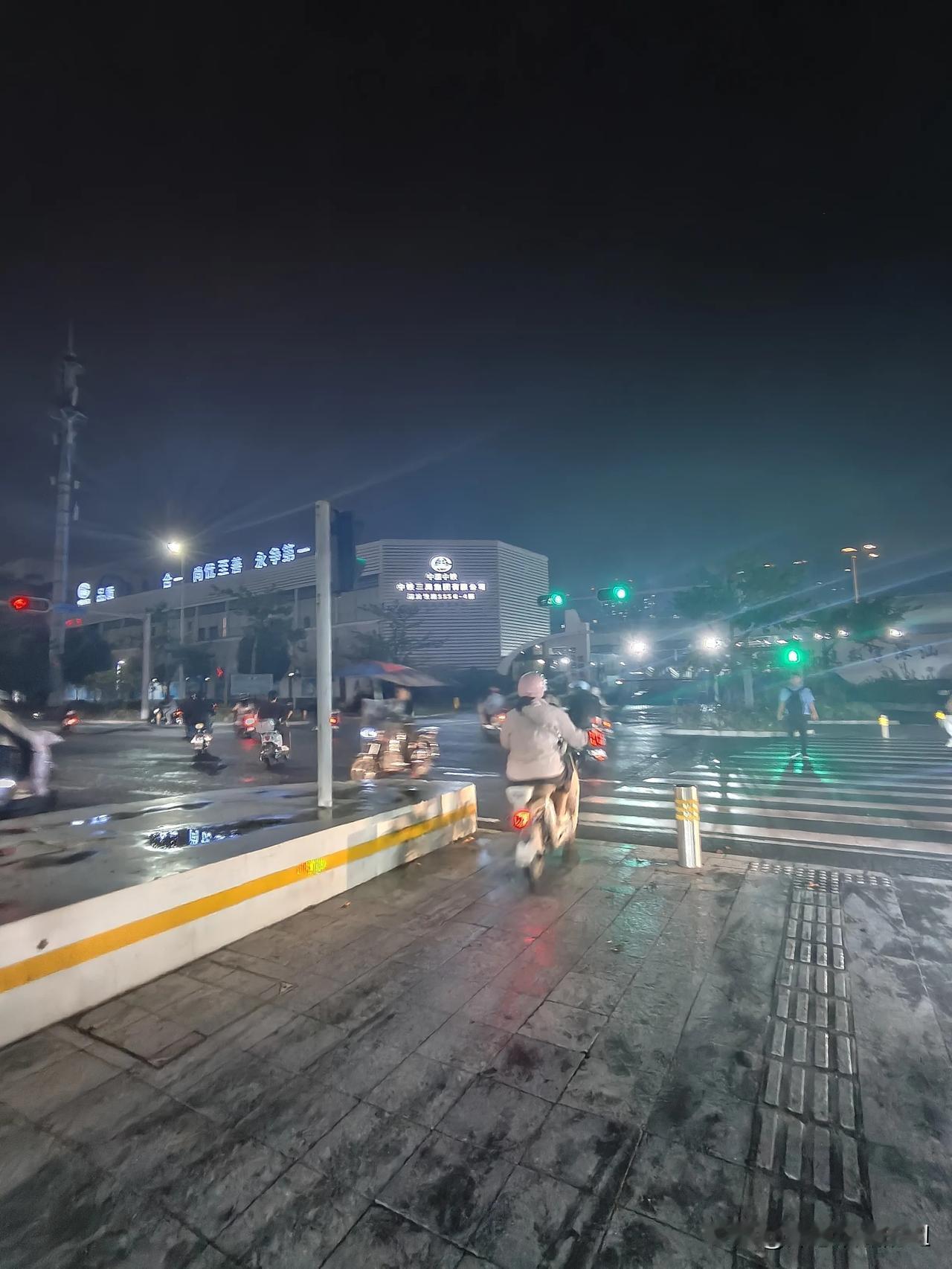 现在租房的人越来越多了吧?送娃上学的时候遇到几个孩子妈妈聊天,都在聊租房的事情