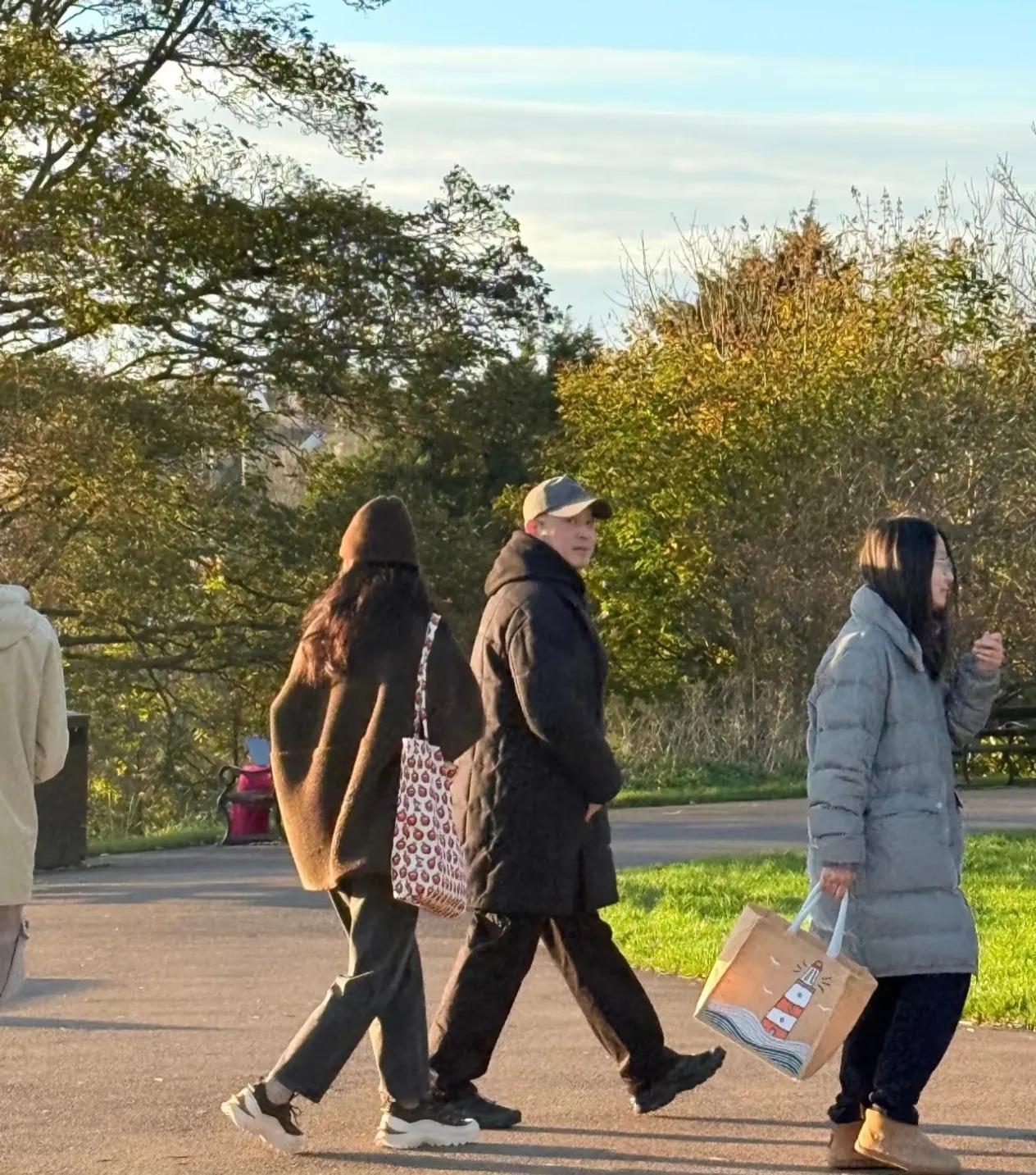 沙溢孩子英国上学？这育儿观和我们想的不一样！看到“沙溢孩子英国上学”的热搜，第一