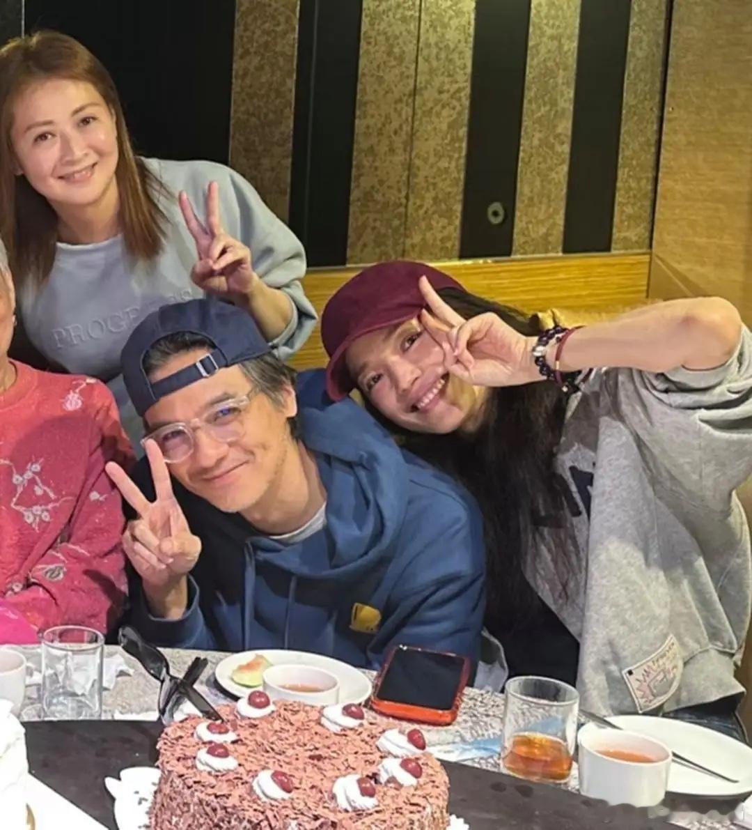 50岁舒淇带老公冯德伦回台北娘家，为妈妈庆祝生日。夫妻俩看起来好甜蜜。虽然他们的