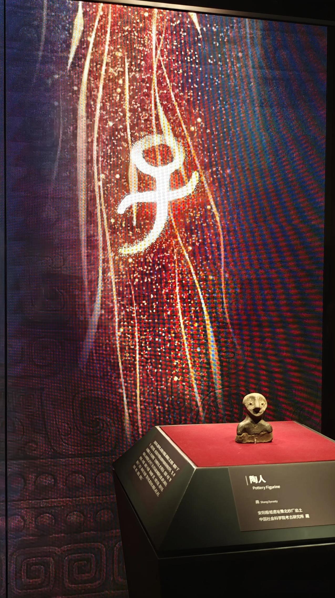 你可能不太相信，商朝的人长这样，短发、圆脸、细眼，大鼻子，而且是塌鼻子!北京