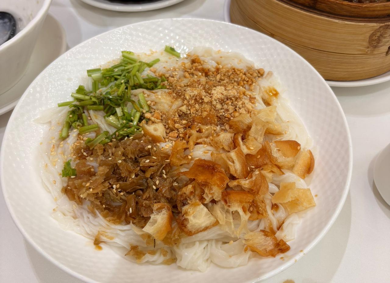 广东的早茶餐厅里面，常见的一道点心叫做捞粉。特别好吃。说实在的，如果开