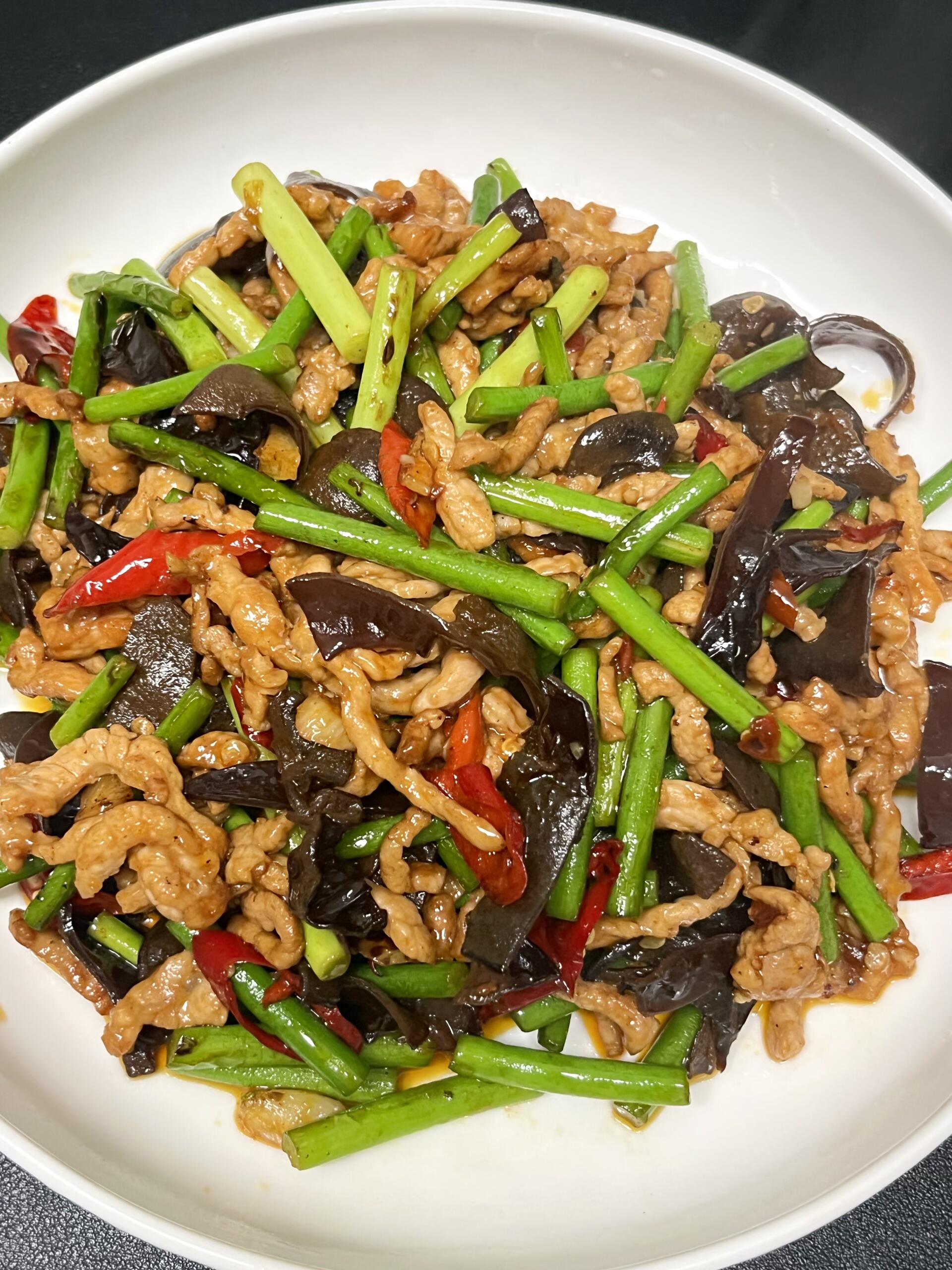 谁懂啊！这道蒜苔木耳肉丝也太费米饭了！每次不知道吃什么的时候，做上一盘准没错，