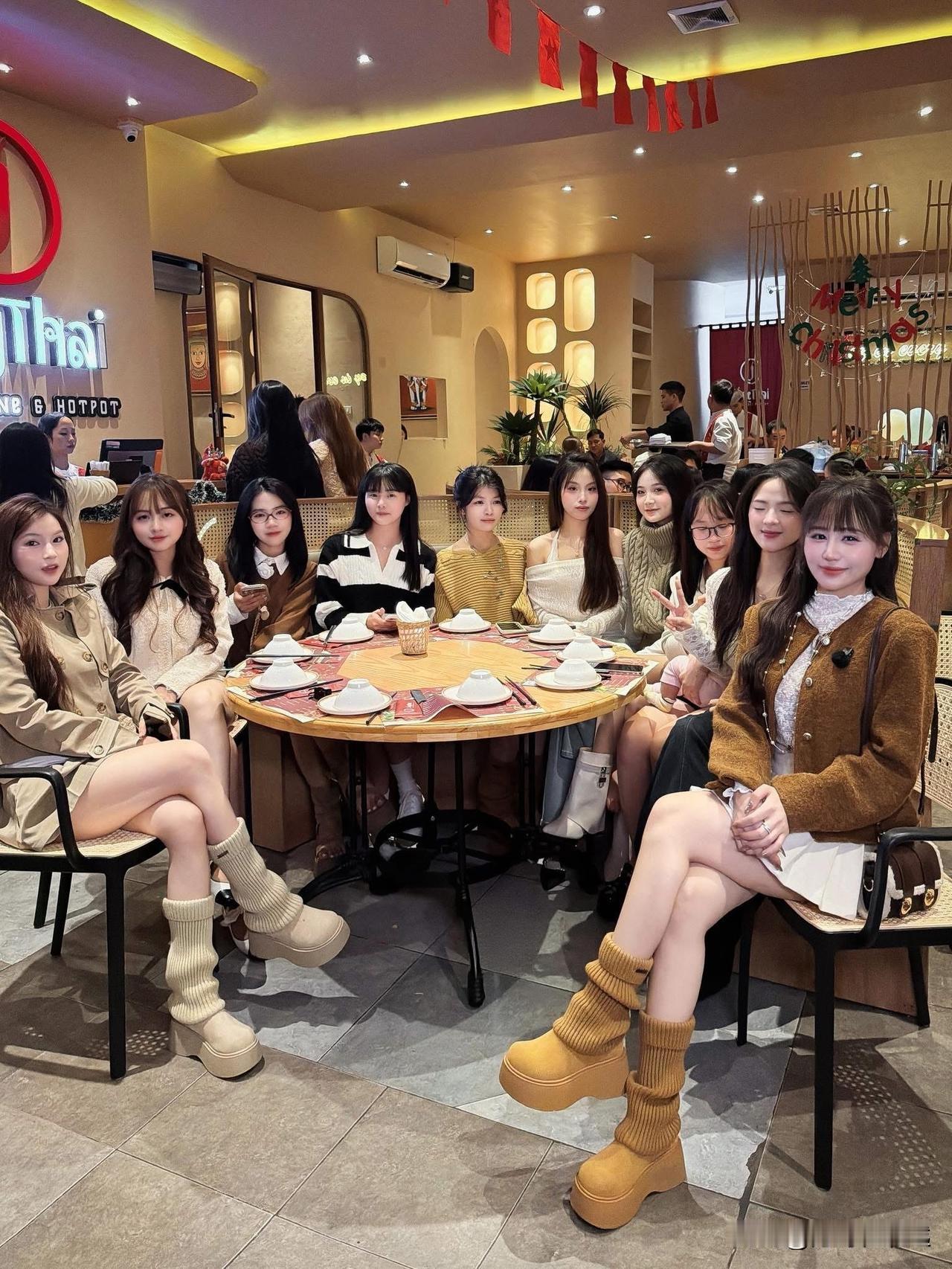 回国休假六天，返回越南。我随手带了些零食给小助理，有巧克力，有坚果，还有各种中国