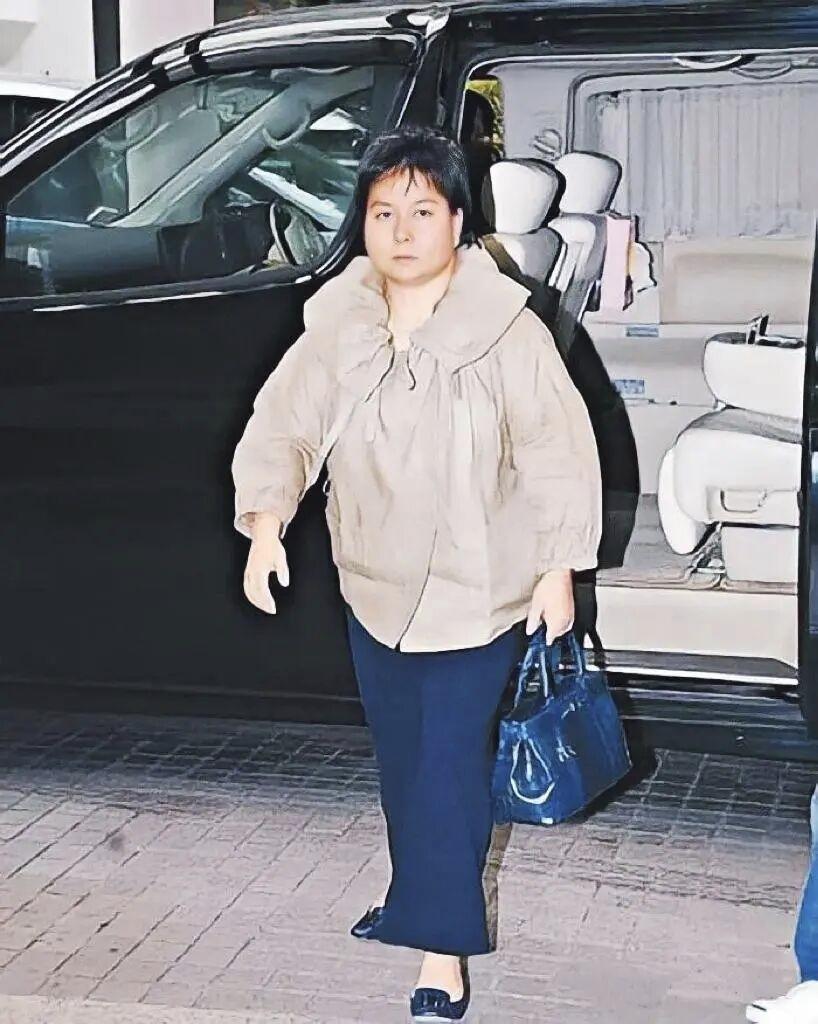 刚看到何超蕸去世的消息时，我还觉得这姐活得太“素”了——不结婚、不生子、不炒